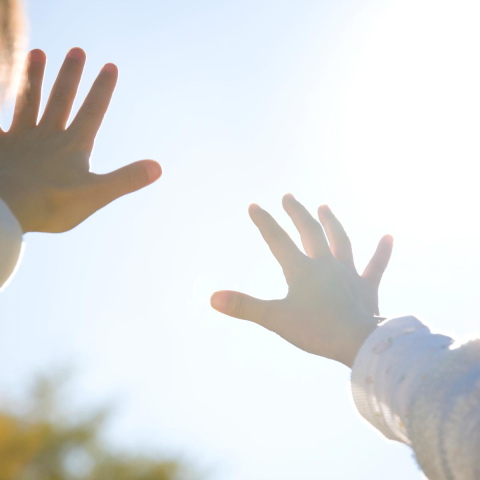 Kinderhände die in den Himmel ragen